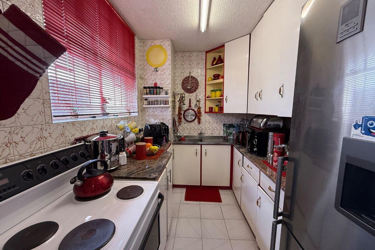 Spacious 3-Bedroom, 2-Bathroom Apartment With Beautiful Views - Photo 3