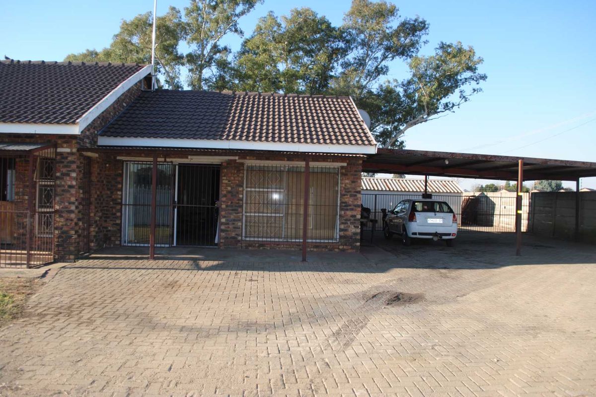 Face Brick Family Home with solar backup system - Photo 2