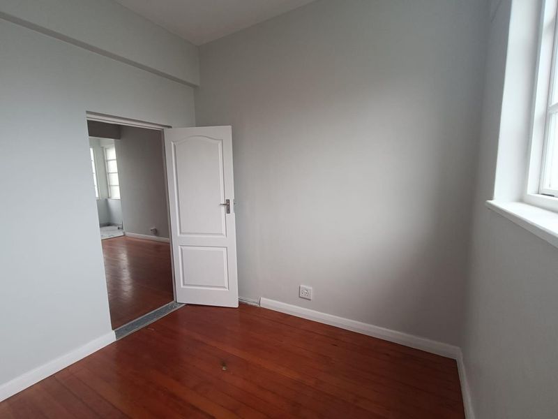 Newly Renovated 2-Bedroom Apartment in Sea Point - Photo 6