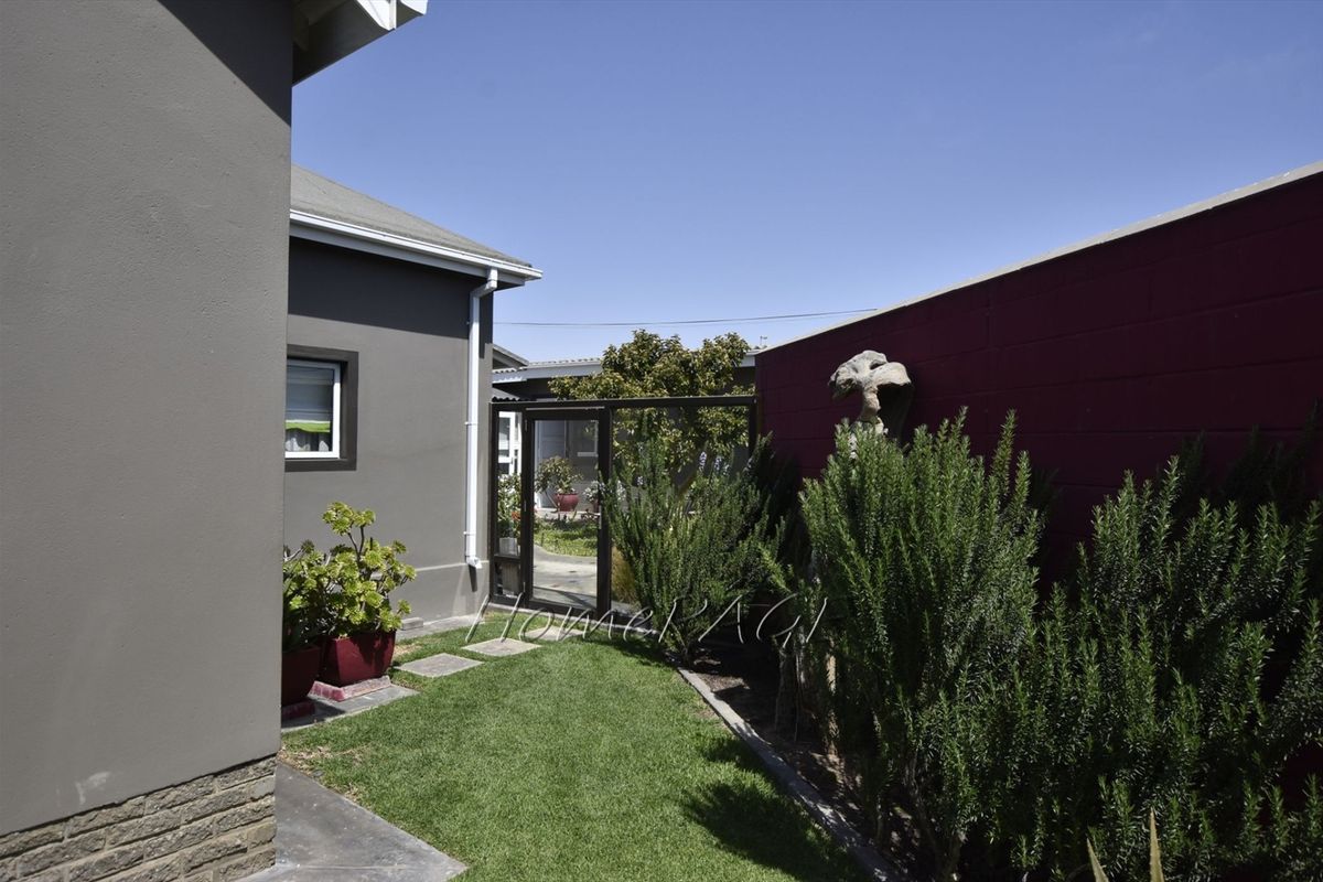 Central, Swakopmund:  EXTREMELY NEAT Home with 3 FLATS is for Sale - Photo 5