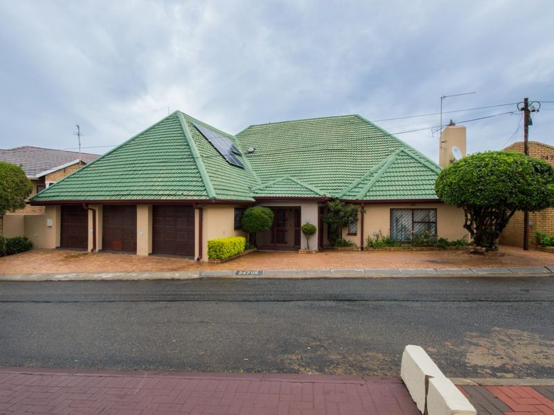 4 Bedroom house for Sale in Diepkloof Ext  - Selling Price is Negotiable - Photo 2