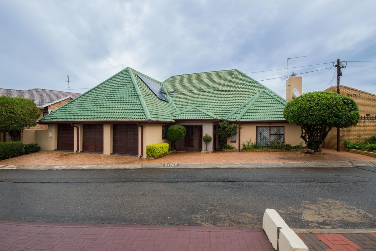 4 Bedroom house for Sale in Diepkloof Ext  - Selling Price is Negotiable - Photo 2