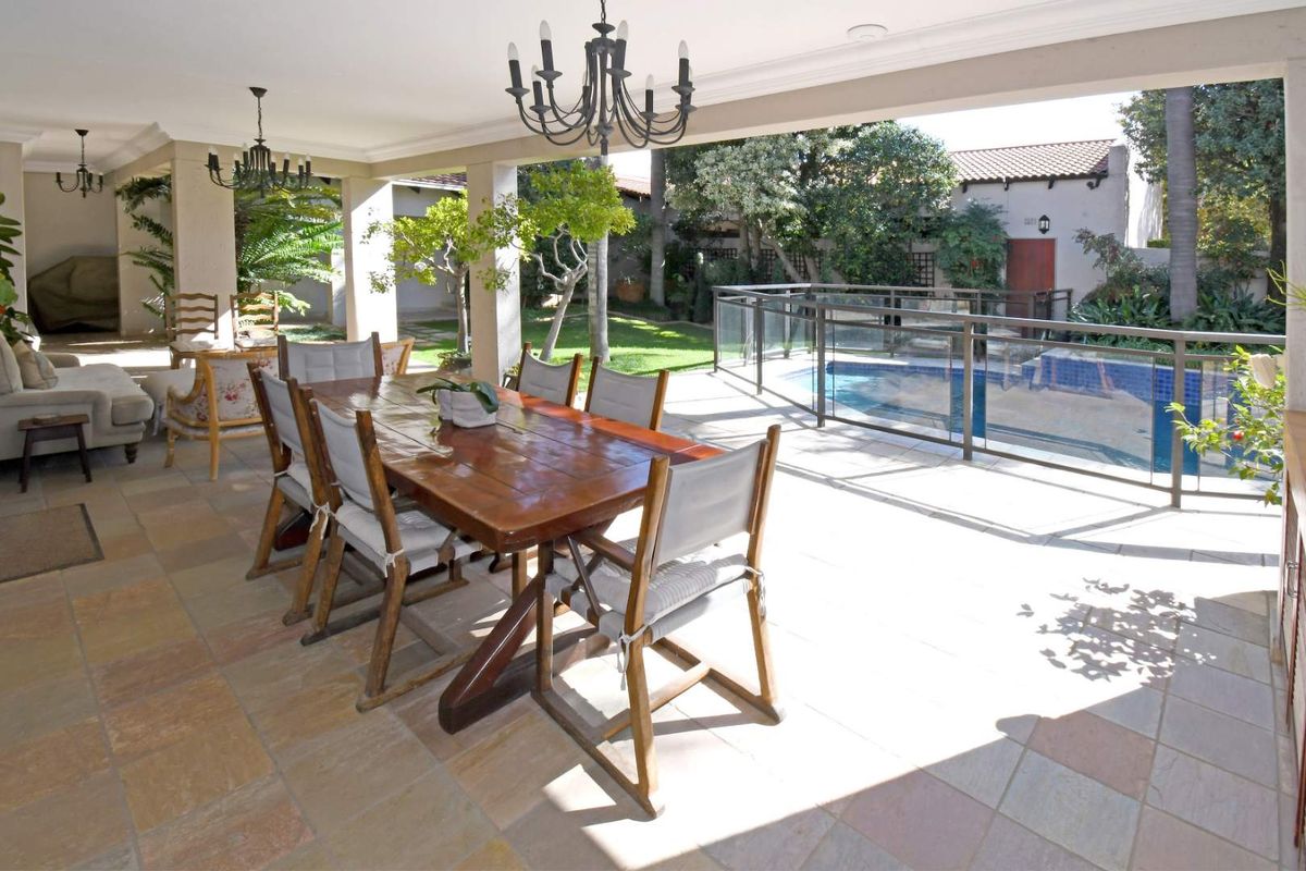 Spacious family home in ultra secure complex with full back up water and power - Photo 4