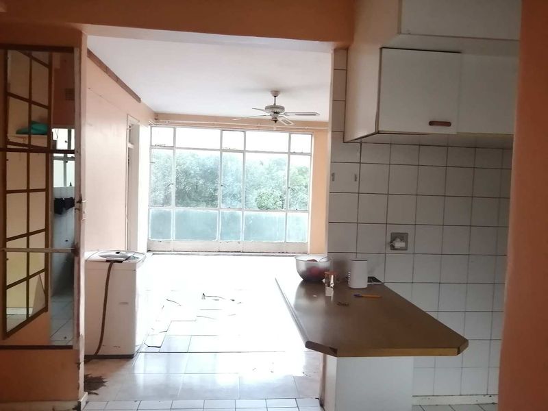 Charming 2.5 bedroom flat in desirable Pretoria Muckleneuk - Photo 3