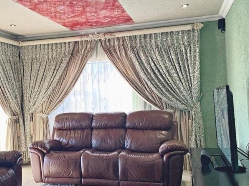 Bright and airy property for sale. - Photo 10
