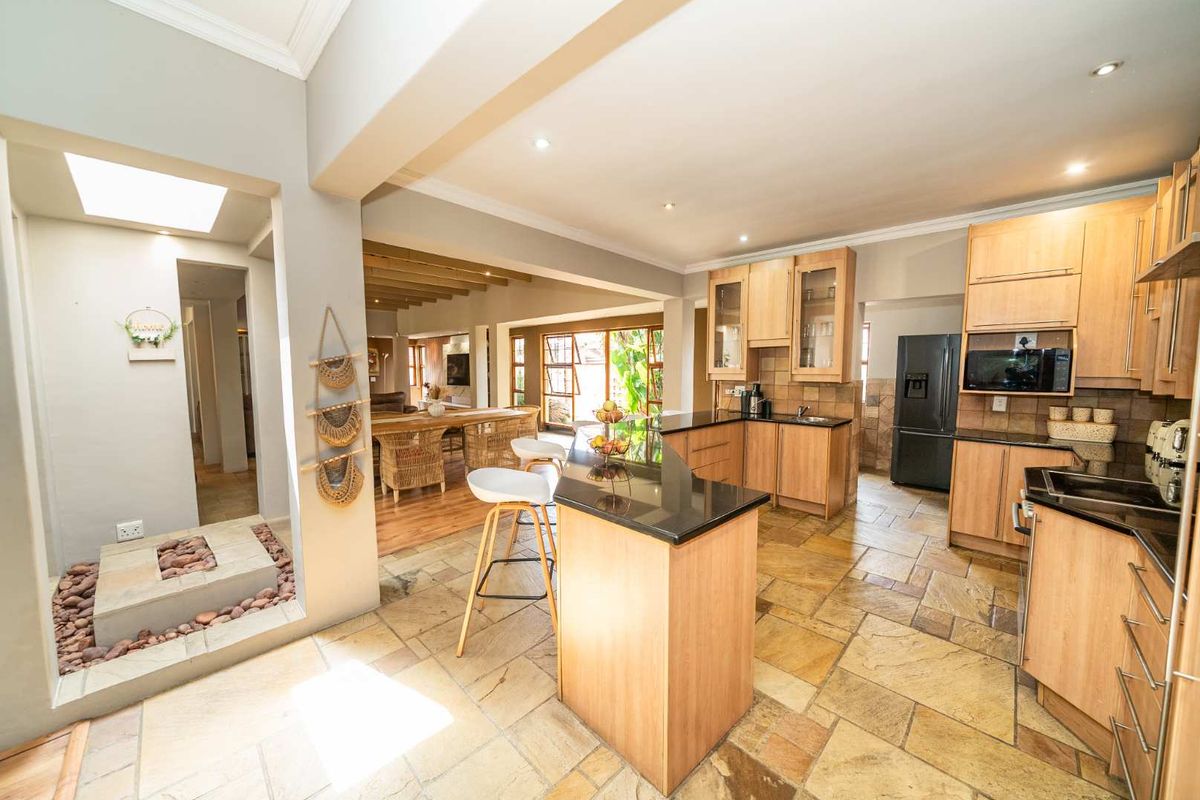 Architecturally Designed Indoor-Outdoor Family Home in Glen Marais - Photo 4