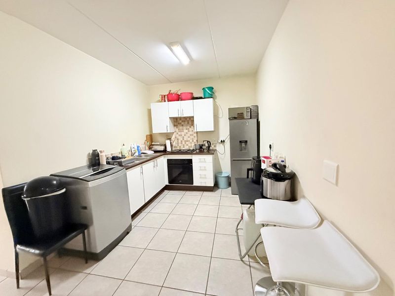 Charming 2-Bedroom Apartment in Prime Location - Photo 3