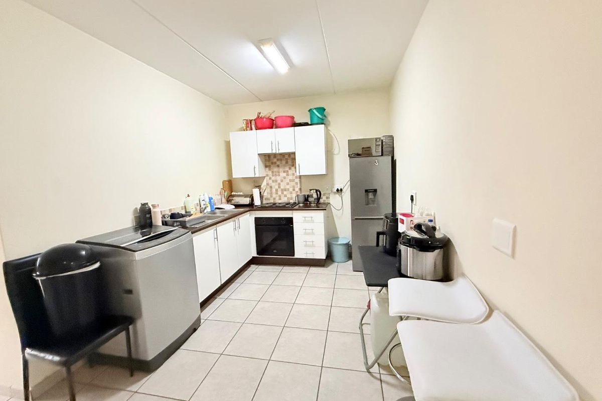 Charming 2-Bedroom Apartment in Prime Location - Photo 3