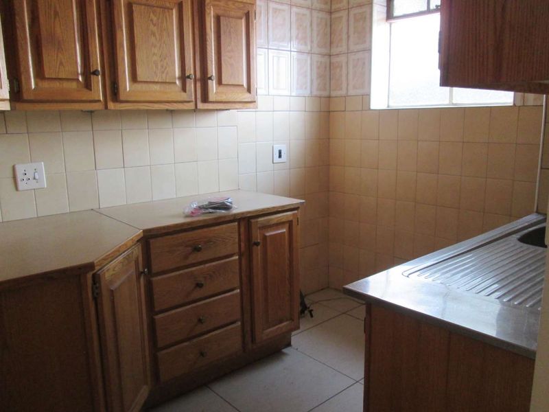 A BEAUTIFUL , NEAT AND CLEAN [2] TWO BEDROOMS APARTMENT FOR SALE IN PRETORIA WEST [ BARGAIN ] - Photo 8