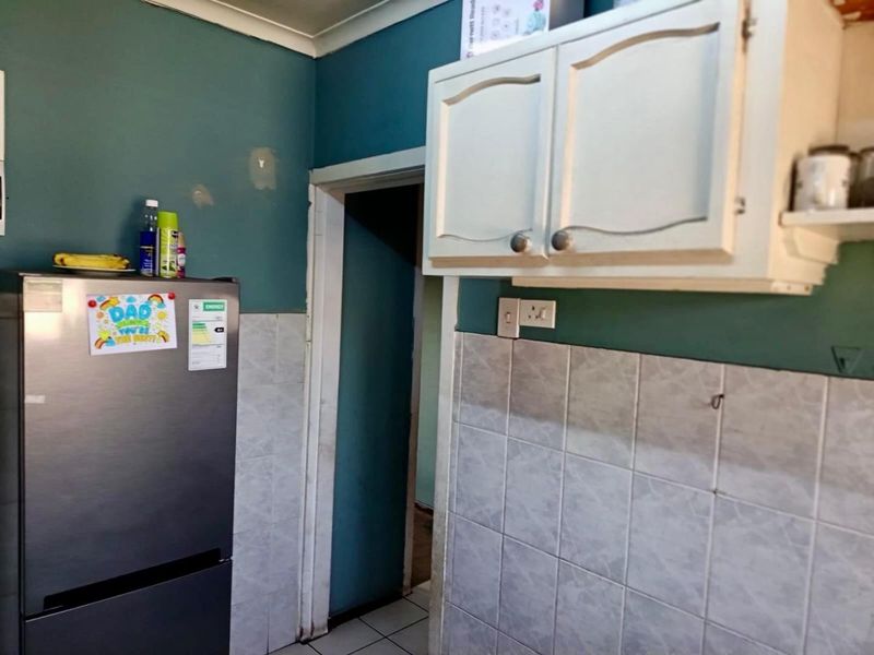 3 bedroom corner unit with a lock up garage in Montclair - Photo 5