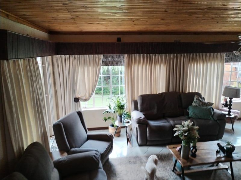 EXQUISITE FAMILY HOME - Photo 9