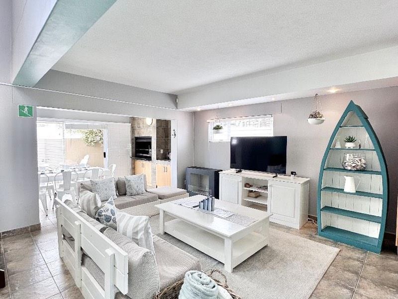 EXCLUSIVE WATERFRONT TOWNHOUSE - IDEAL HOME OR HOLIDAY ESCAPE - Photo 3