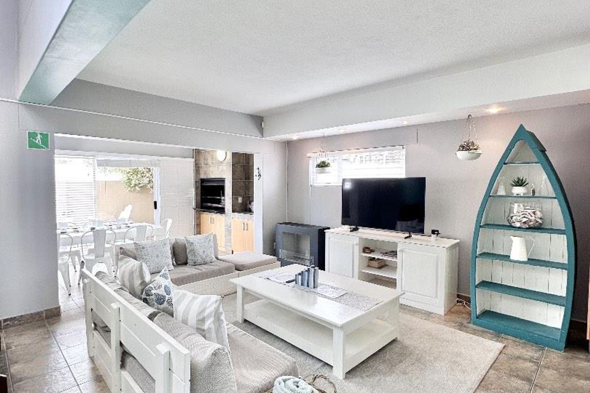 EXCLUSIVE WATERFRONT TOWNHOUSE - IDEAL HOME OR HOLIDAY ESCAPE - Photo 3