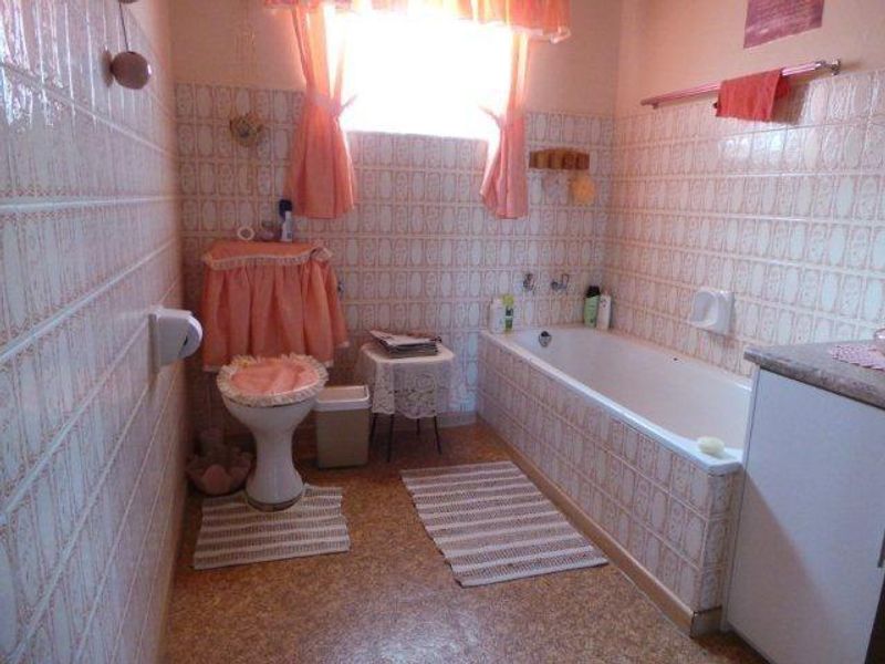 Spacious Family Home close to all Amenities - Photo 9