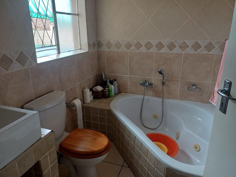 VERSATILE FAMILY HOME WITH BUSINESS POTENTIAL IN VAN RIEBEECK PARK - Photo 5