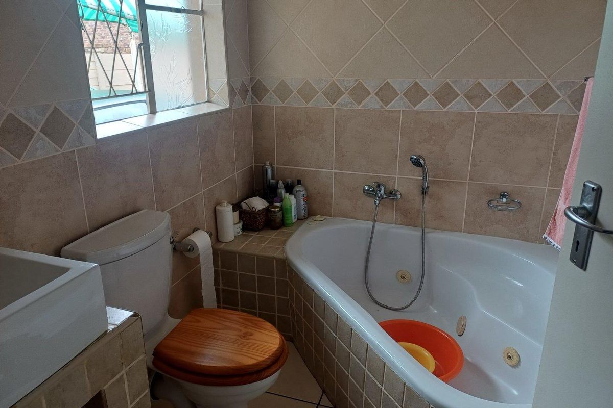 VERSATILE FAMILY HOME WITH BUSINESS POTENTIAL IN VAN RIEBEECK PARK - Photo 5