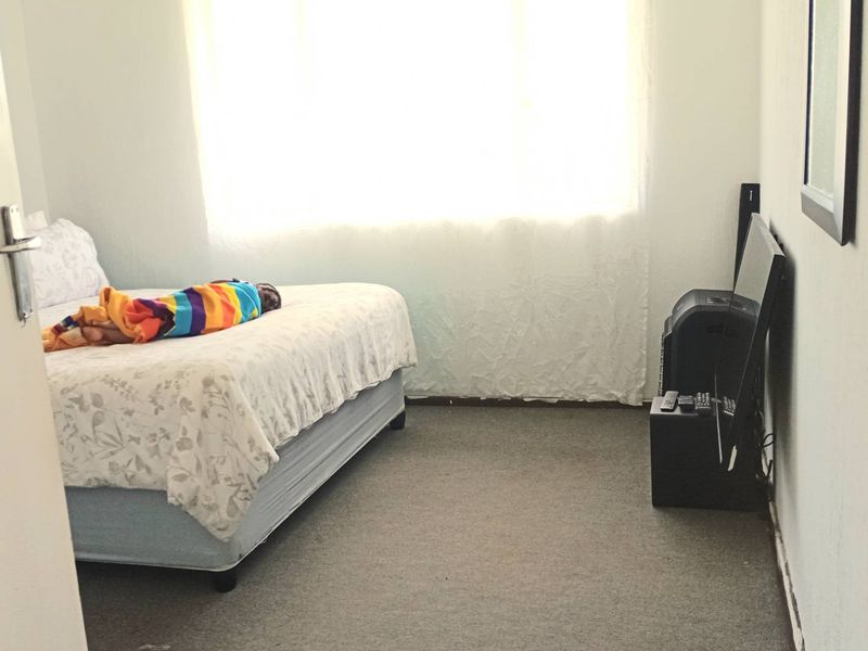 This property is perfectly suited for a small family or savvy investor looking for excellent value and convenience. - Photo 8