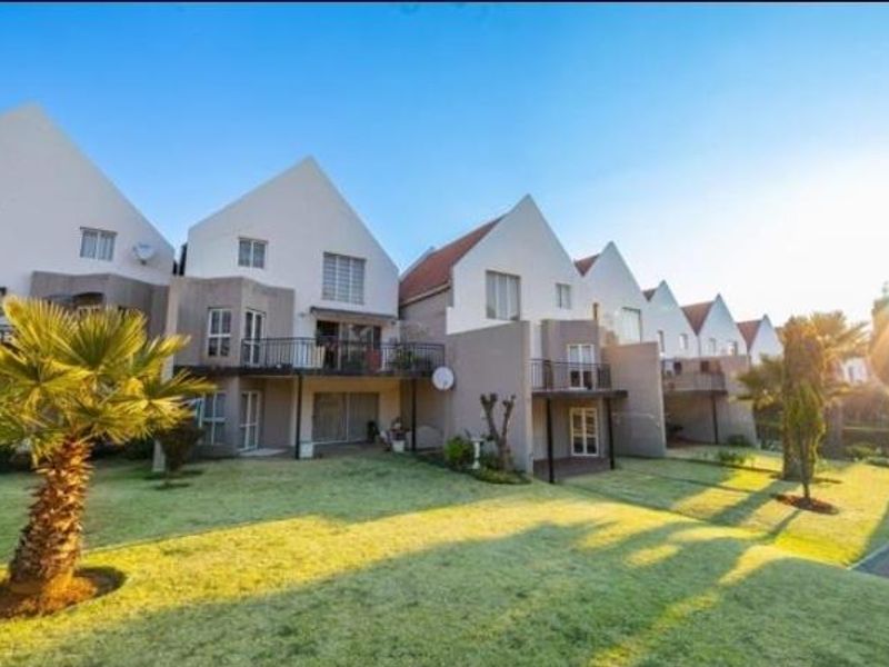 Spacious 4 bedroom in Halfway gardens Midrand - Photo 1