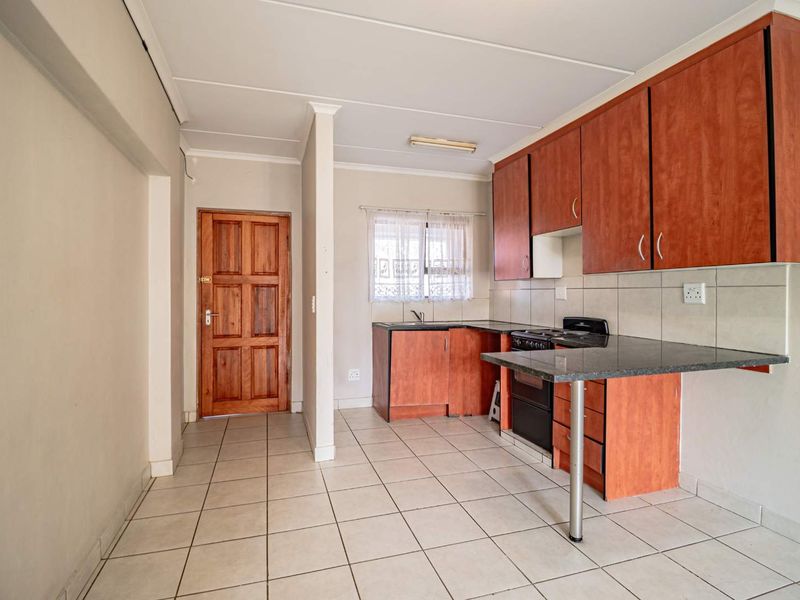 Charming 2-Bedroom Apartment with Excellent Potential - Photo 7
