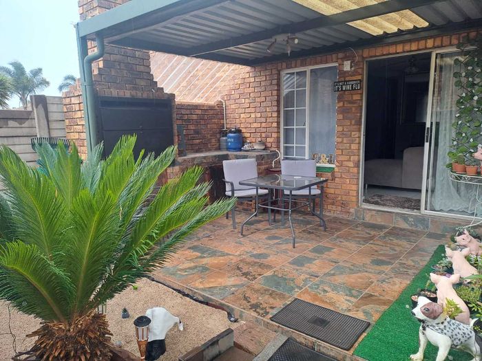 Property #2465295, Townhouse For Sale in Highveld