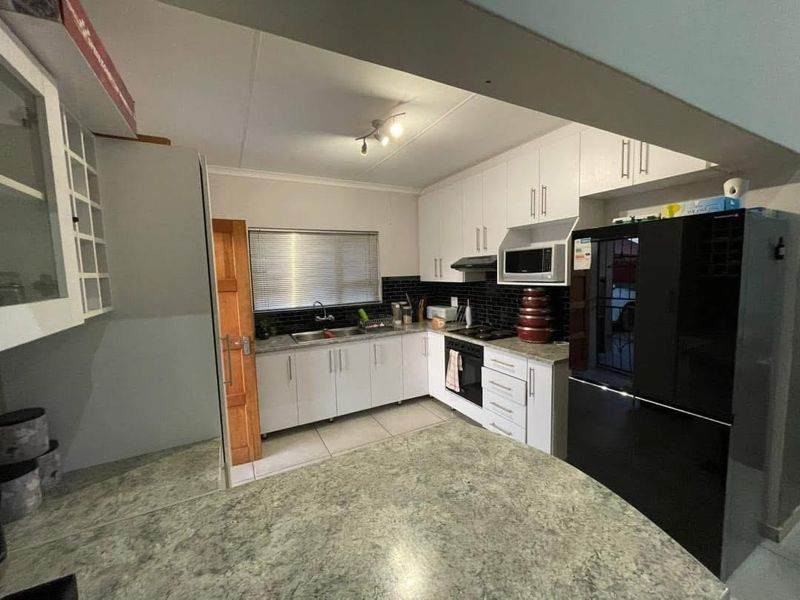 3 Bedroom House For Sale - Photo 4