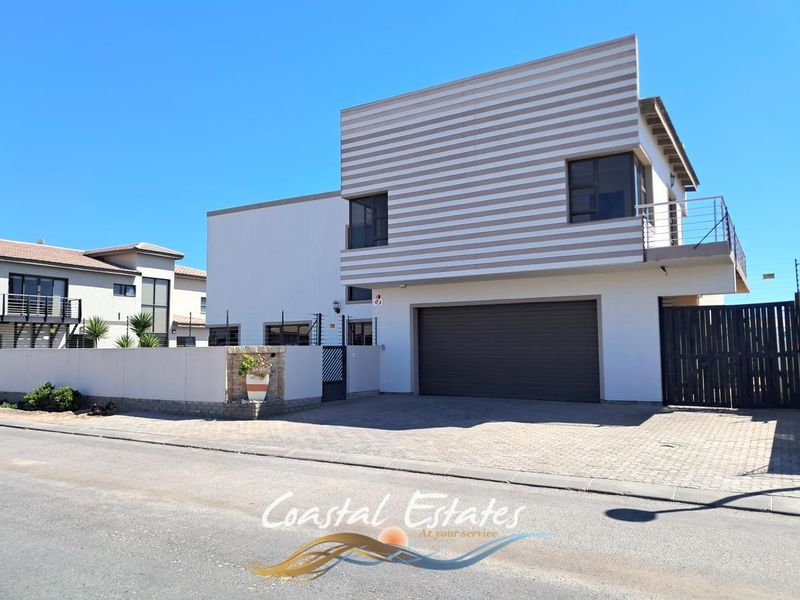 Stunning 4-Bedroom Family Home in Ext. 15 - Photo 2