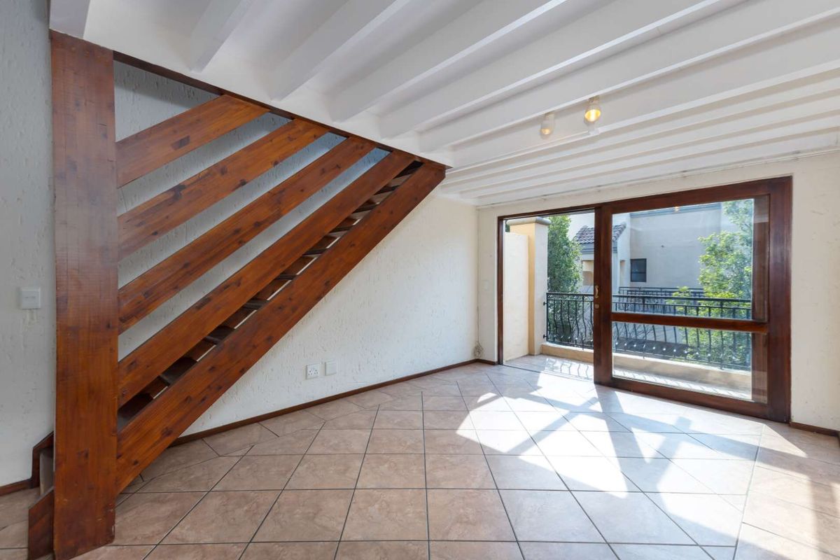 TOP FLOOR LOFT APARTMENT, BOASTING LOADS OF NAURAL LIGHT AND IN A FANTASTIC LOCATION - Photo 3