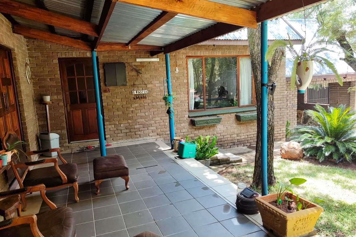 Charming Sunlit Home with Lush Garden in Prime Location - Photo 4