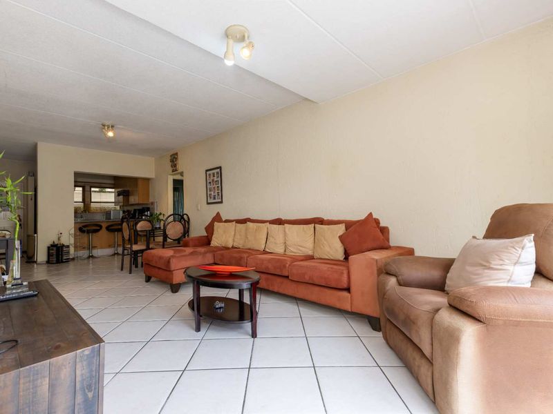 ESCAPE TO TRANQUILITY: YOUR DREAM 2 BEDROOM GAREDEN APARTMENT IN SUNNINGHILL’S VIA VERCELLI ESTATE - Photo 10