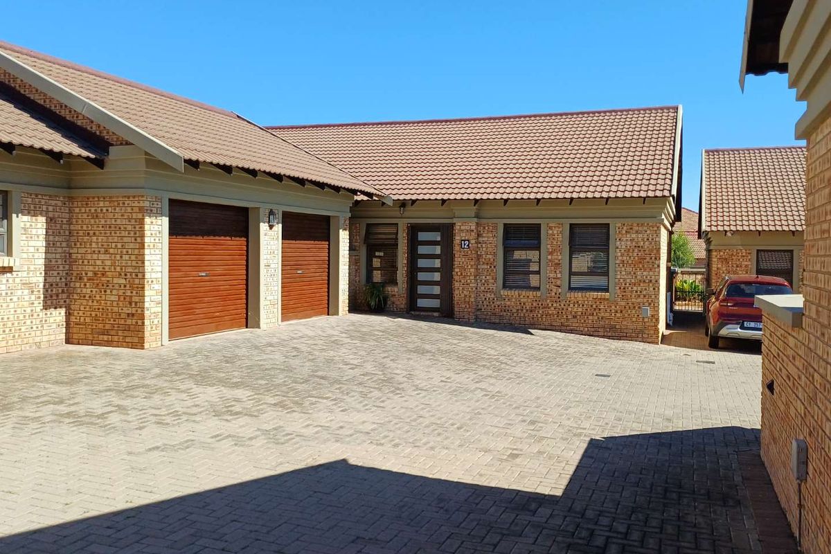Modern, move in ready 3 Bedroom Townhouse situated in Pearl Ridge - Photo 5