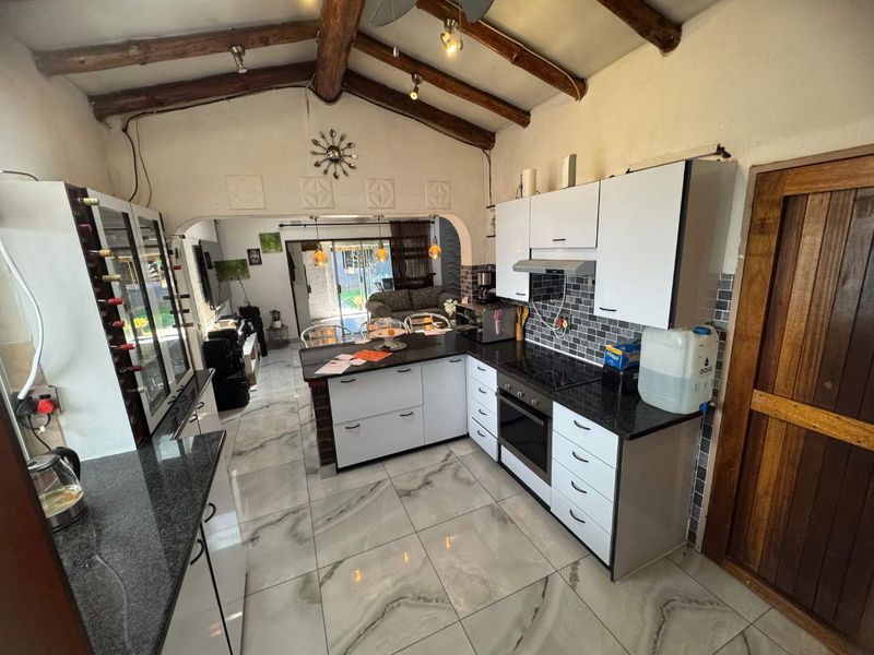 Large Modern Family Home - Photo 4