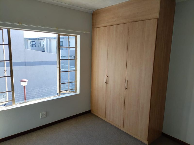 Secure & Spacious 2 Bedroom First Floor Apartment - Photo 10