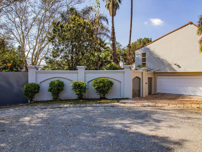 Magnificent 5 Bedroom Family Home with Bar and Exceptional Entertainment Areas in Fairland - Photo 3
