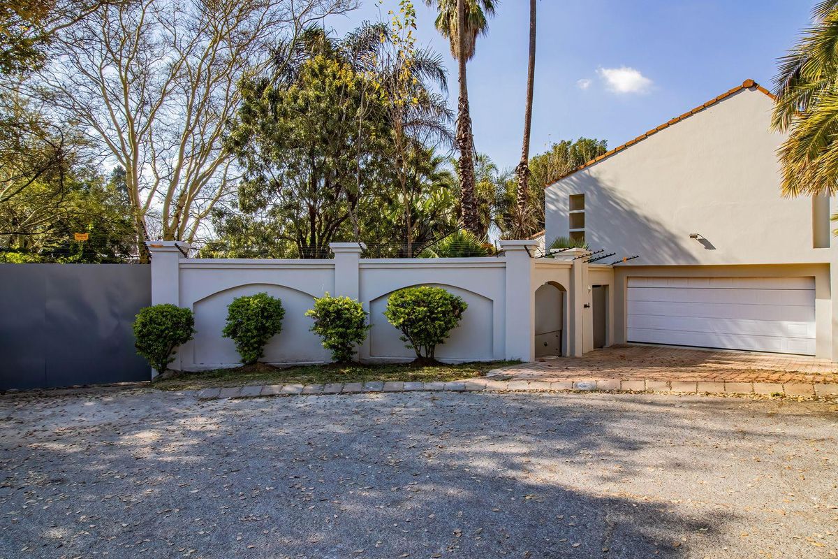 Magnificent 5 Bedroom Family Home with Bar and Exceptional Entertainment Areas in Fairland - Photo 3