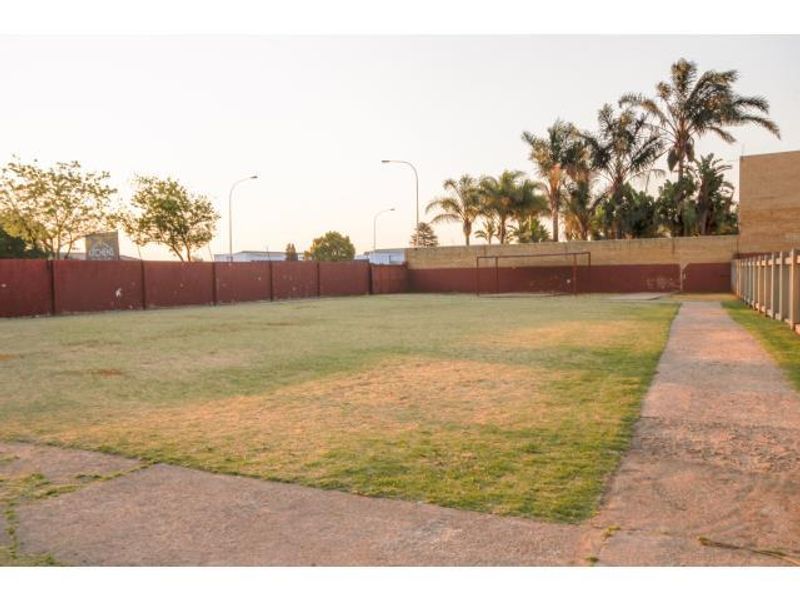 Neat 2 bedroom Top Floor Unit in Theda Oaks - Photo 10