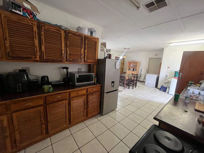 Versatile 4-Bedroom Family Home with 2 Income-Generating Flats – Upington - Photo 2