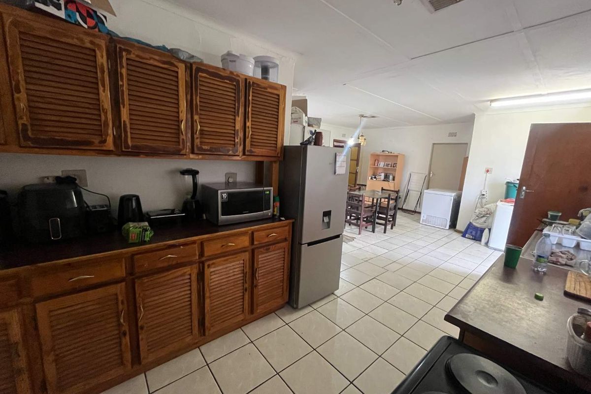 Versatile 4-Bedroom Family Home with 2 Income-Generating Flats – Upington - Photo 2