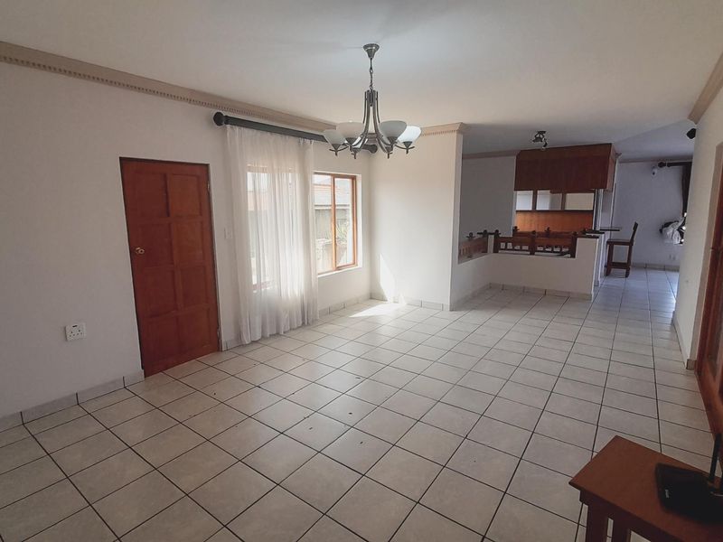 "Exclusive Birdwood Home with Gourmet Kitchen and Entertaining Spaces!" - Photo 10