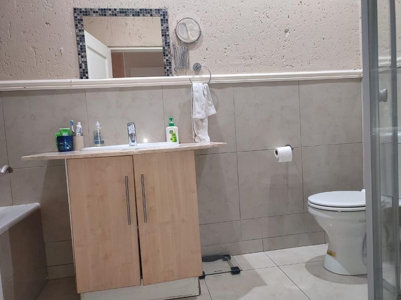 Top floor duplex apartment in desirable Morningside complex - Photo 10