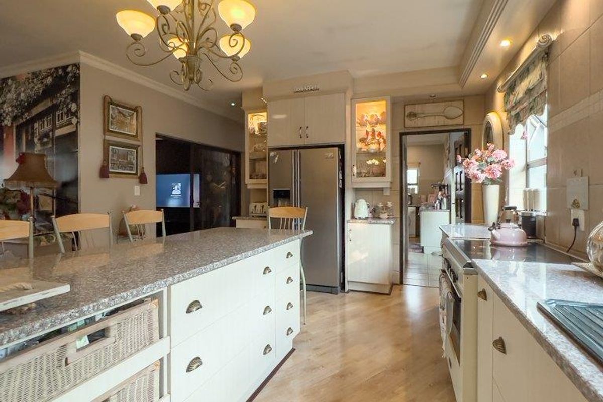 Rare find single level family home in Midfield Estate - Photo 4