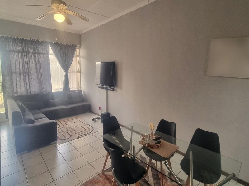 Cozy 2 Bedroom Unit with Balcony & Pool Access - Photo 5