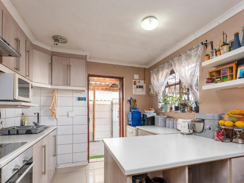 Charming 2 Bedroom Home with Pool in Southfield - Photo 3