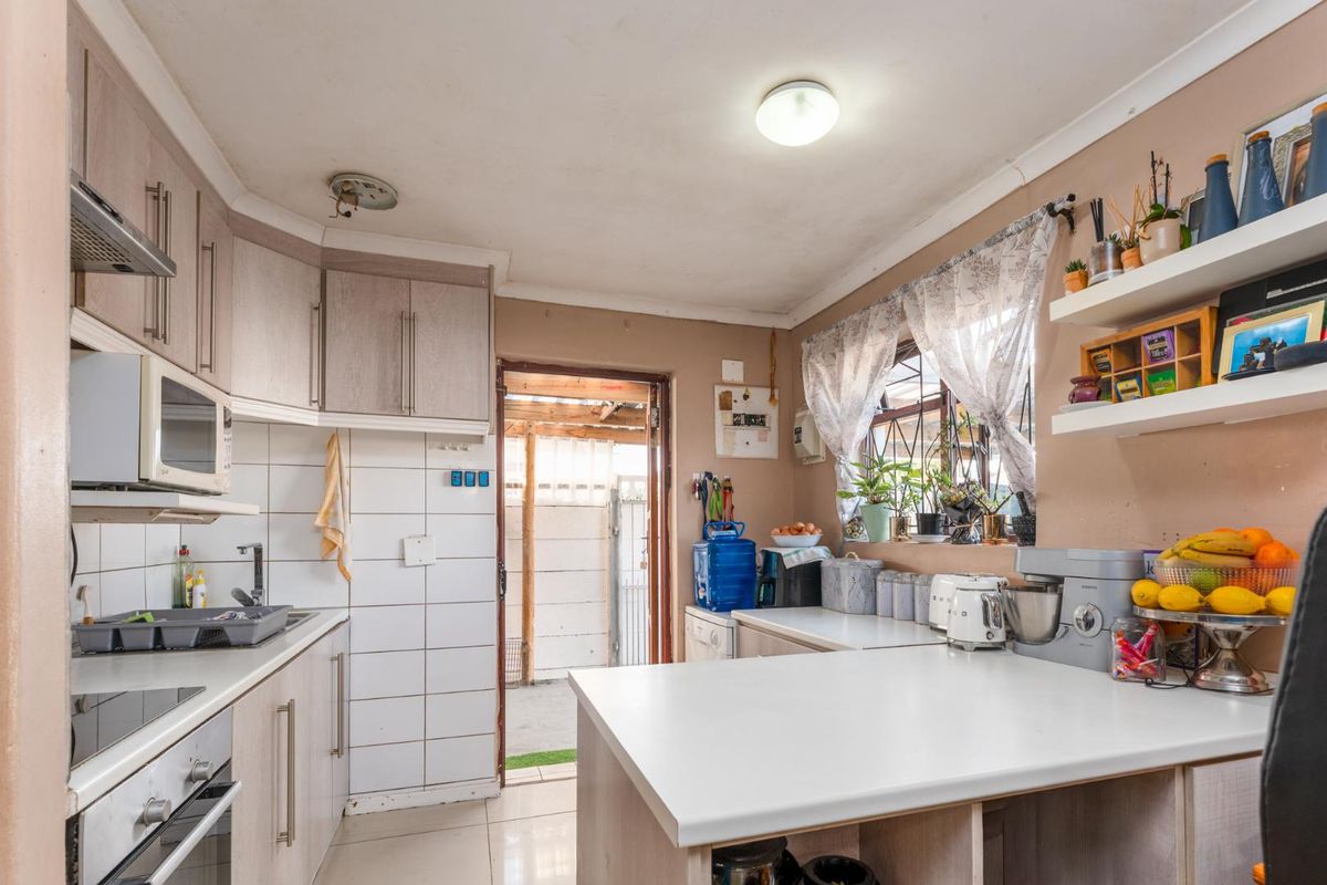 Charming 2 Bedroom Home with Pool in Southfield - Photo 3