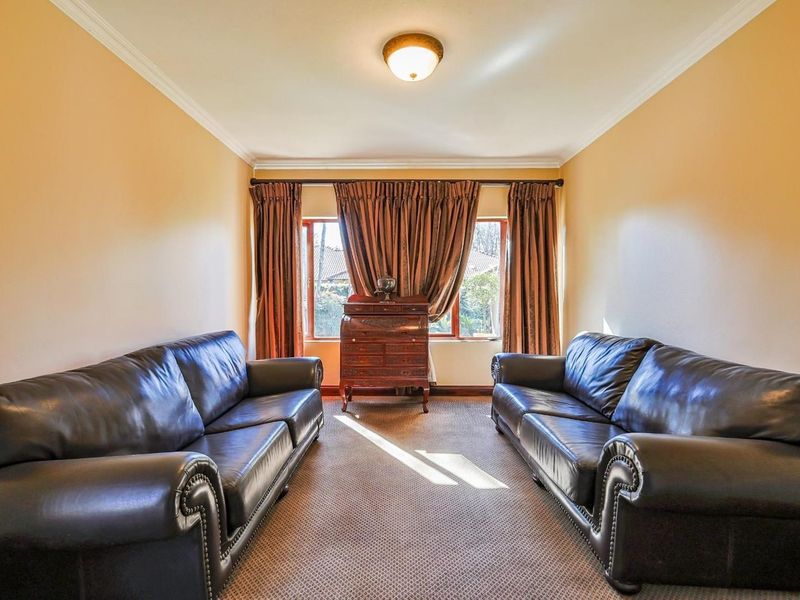 Stunning Fully Furnished Family Home in Silver Lakes Golf and Wildlife Estate – For Rent! - Photo 6