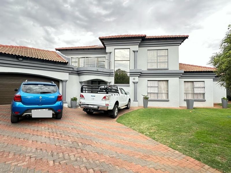 Spacious 4-Bedroom Family Home with Flatlet To Rent in Ninapark - Photo 2