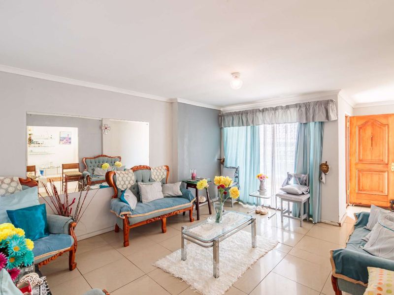 BEAUTIFUL MAINTAINED FAMILY HOME - Photo 5