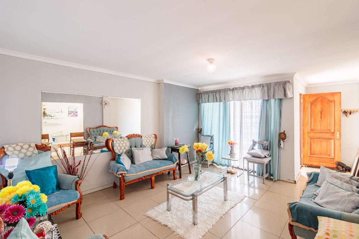 BEAUTIFUL MAINTAINED FAMILY HOME - Photo 5