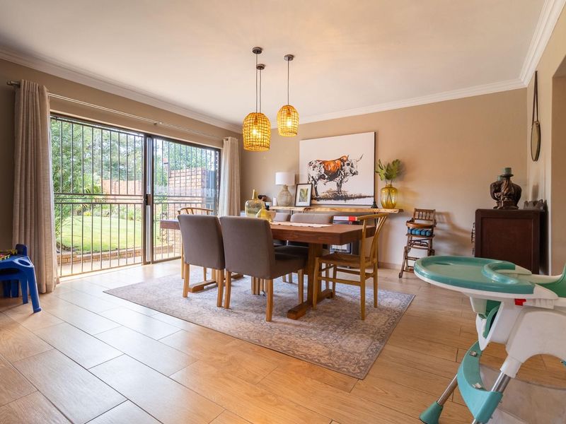 Immaculate four bedroom home with all the bells and whistles - Rooihuiskraal - Photo 5