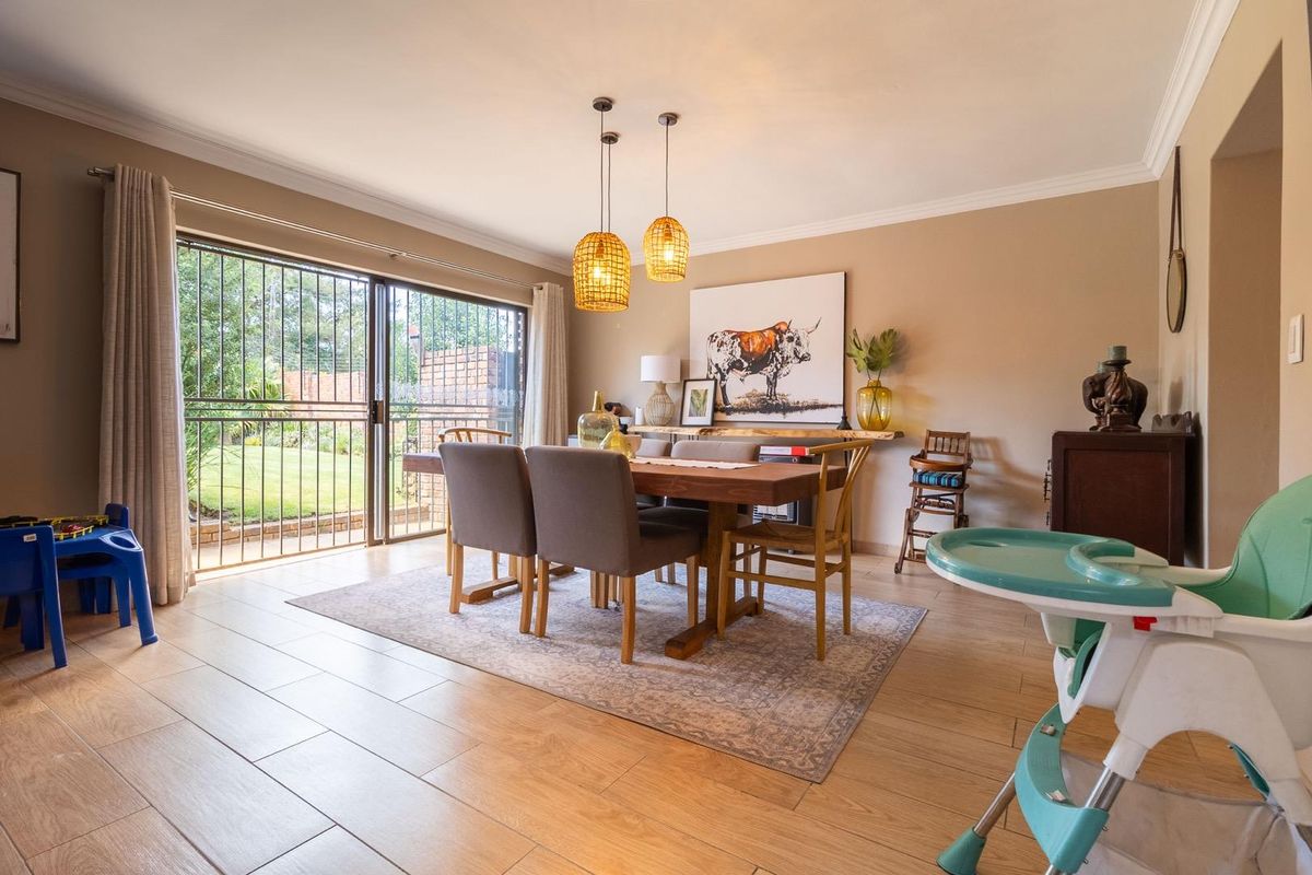 Immaculate four bedroom home with all the bells and whistles - Rooihuiskraal - Photo 5