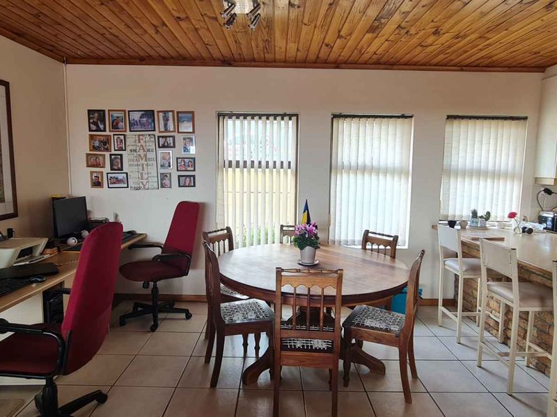 Versatile Family Home & Investment Gem – 3 Self-Contained Flatlets, Stunning Views in Plattekloof - Photo 8